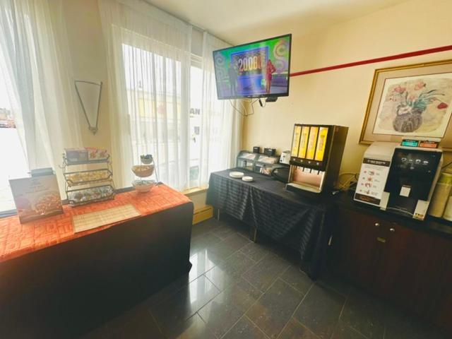 Econo Lodge City Centre Кингстон Экстерьер фото
