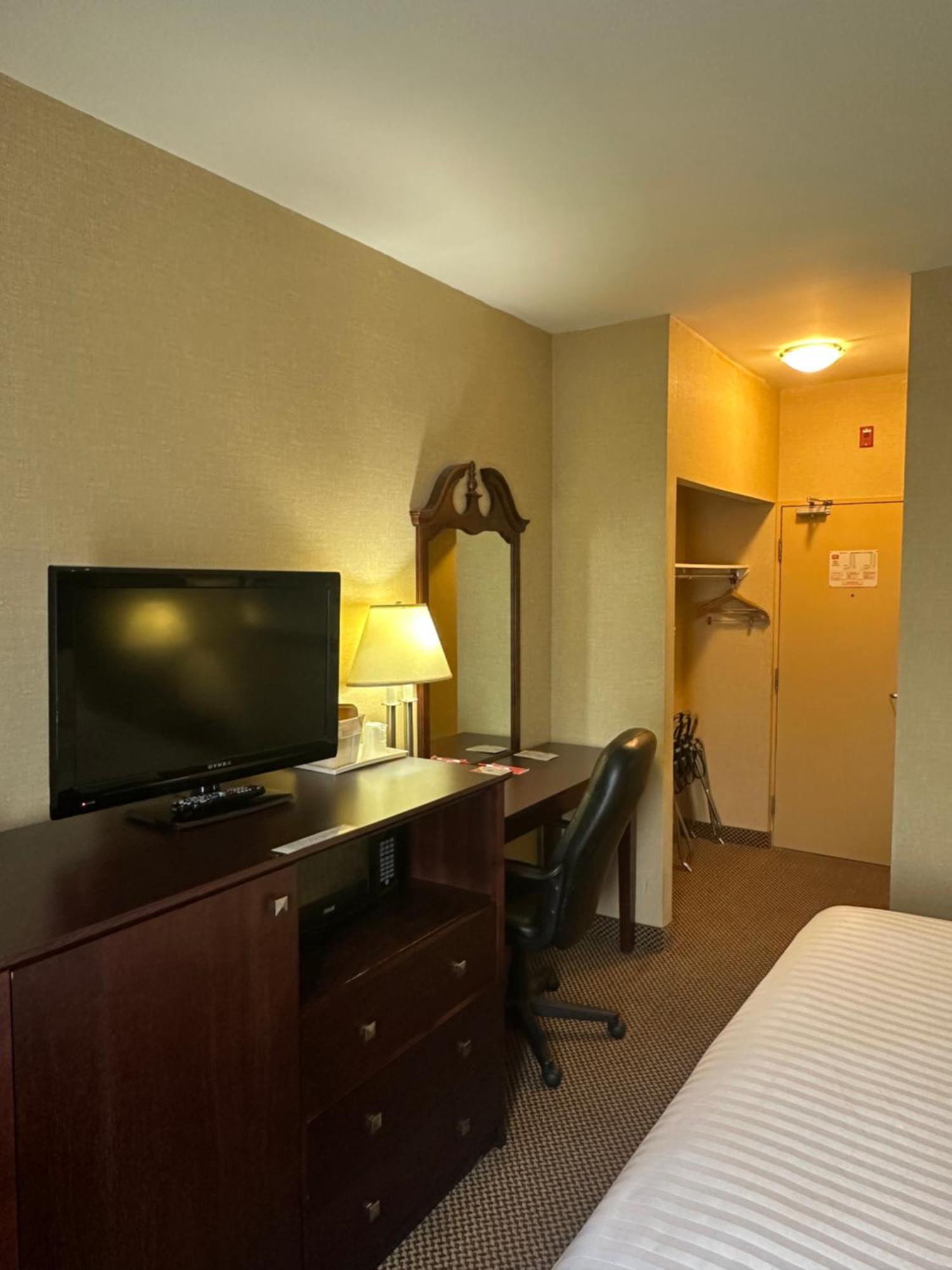 Econo Lodge City Centre Кингстон Экстерьер фото