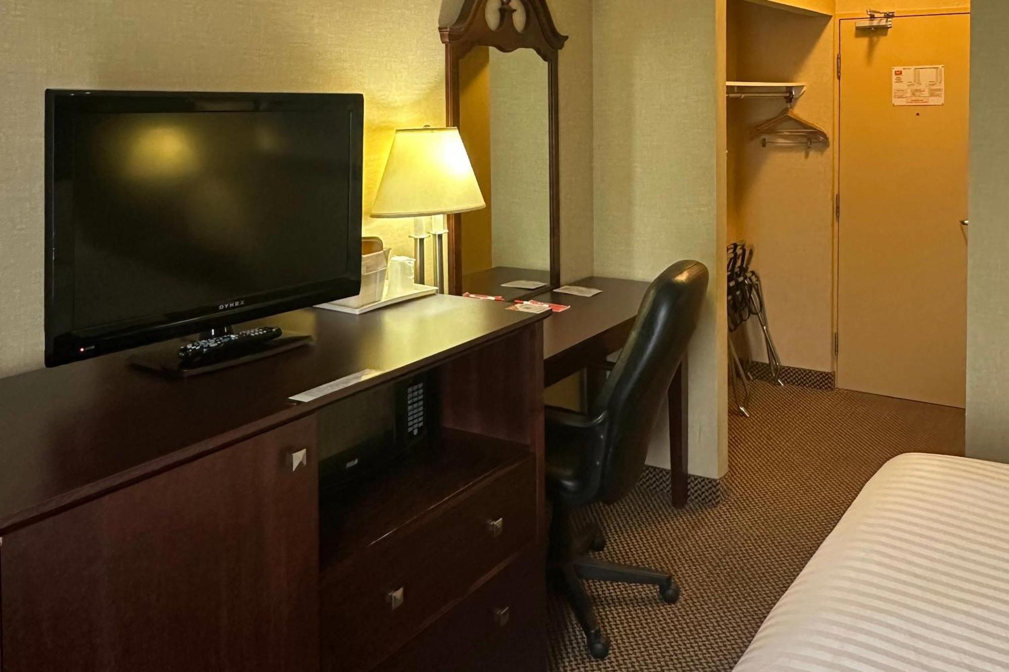 Econo Lodge City Centre Кингстон Экстерьер фото